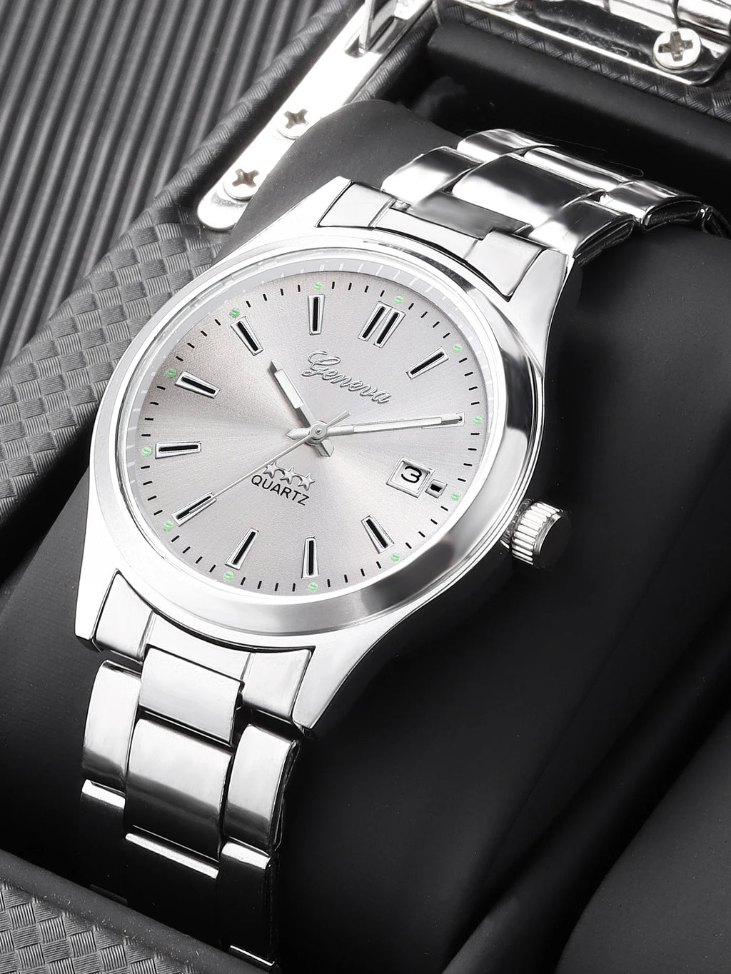 Montre à Quartz pour femmes, Design avec bracelet en acier.