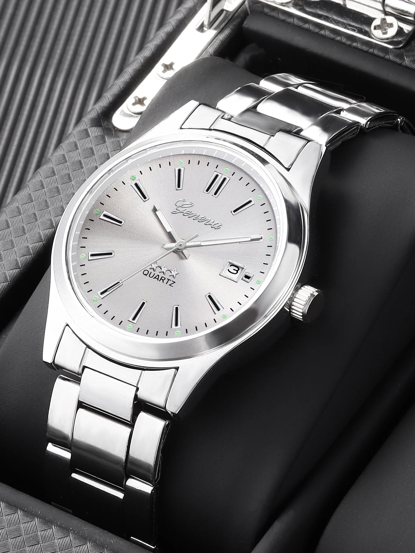 Montre à Quartz pour femmes, Design avec bracelet en acier.